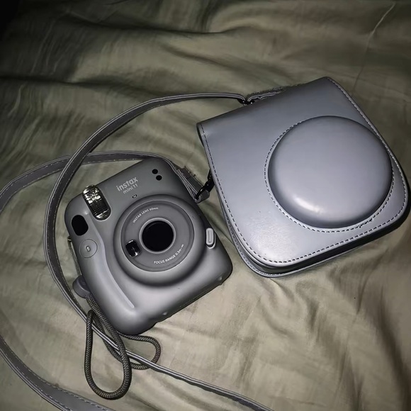 Fujifilm Instax Mini 11 Instant Polaroid Camera with Case - Lilac